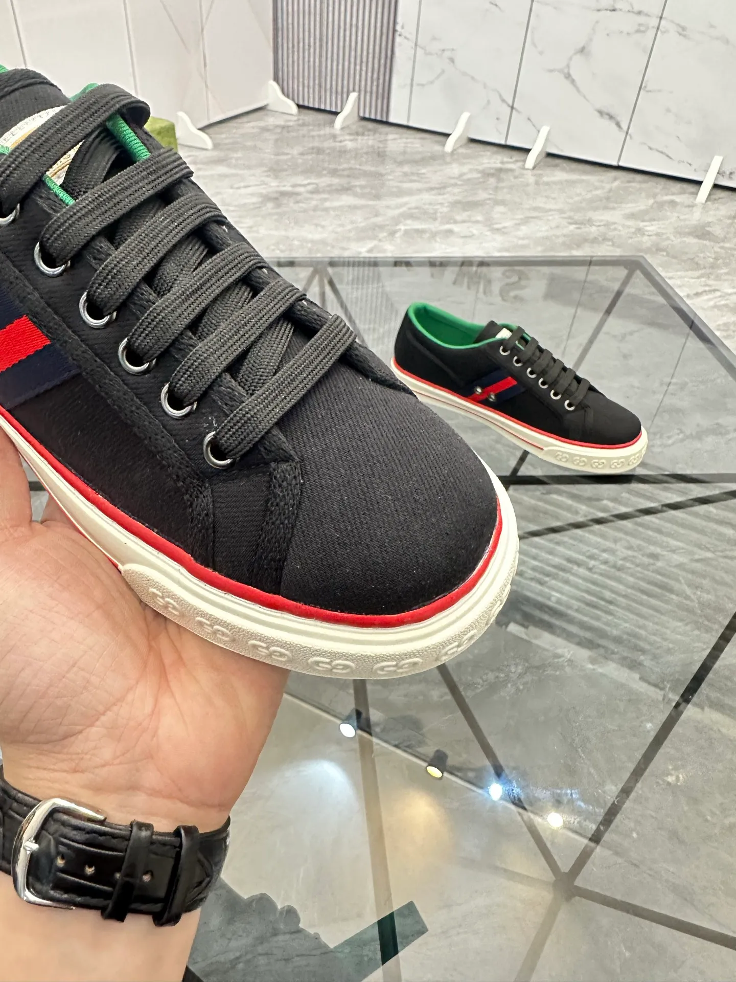 Men's shoes: 💰P360¥ Product trademark: Gucci* "Gucci*" low-cut casual shoes Regular size: 38-44 (can be customized to 45.46.) Product materials: Original material from the upper counter, breathable lining, original outsole. Number: 661